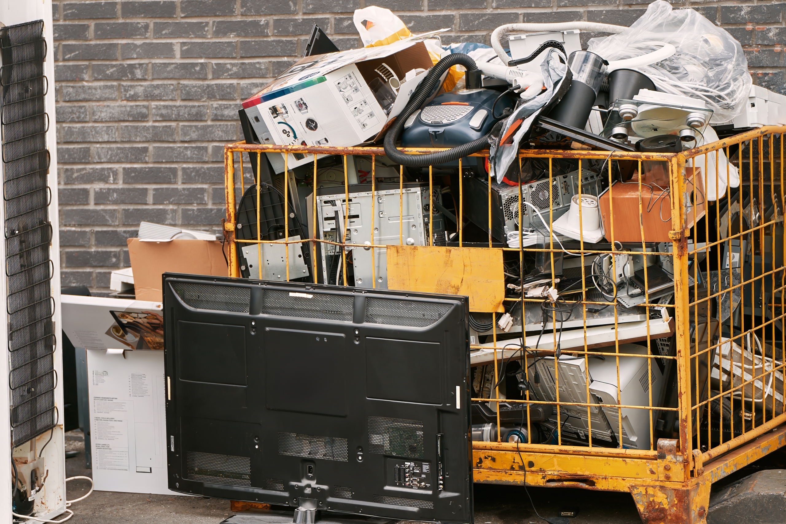 Discarded,Electronic,Devices,And,E-waste