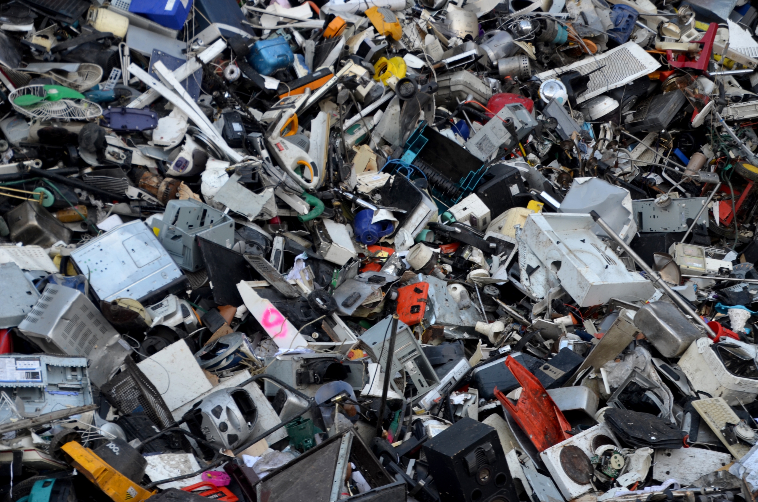 Large,Pile,Of,Electronic,Waste:,E-waste,Accumulation
