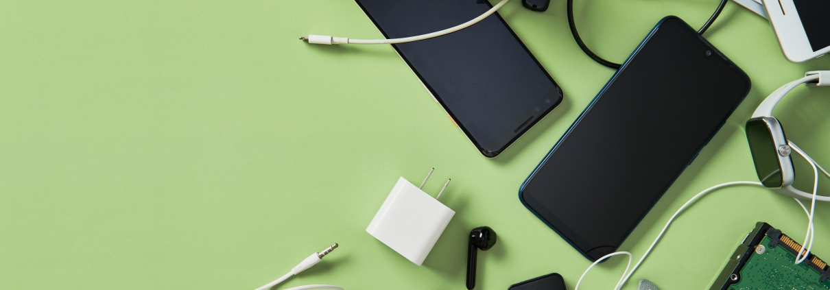 Flat,Lay,Frame,Of,Electronic,Waste:,Old,Gadgets,,Hard,Drive,